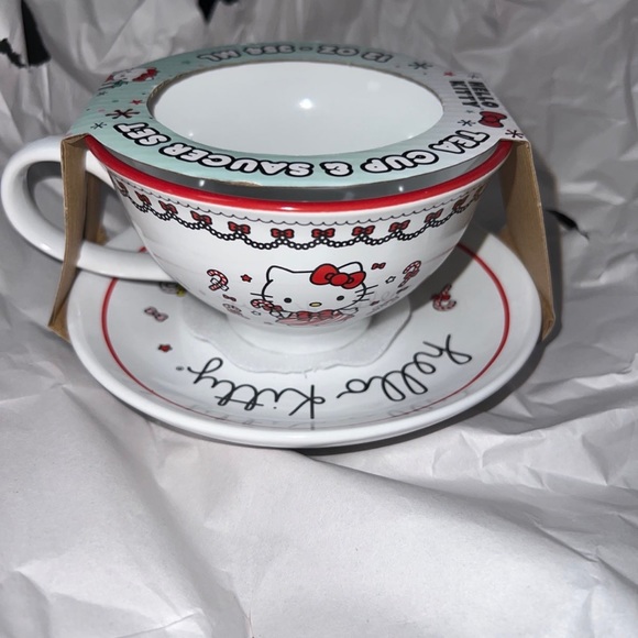 Hello Kitty tea cup and saucer set - Picture 2 of 6